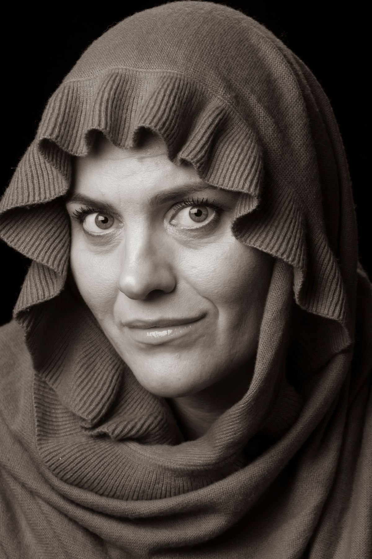 Portrett av en kvinne med sjal med blikket rettet mot deg