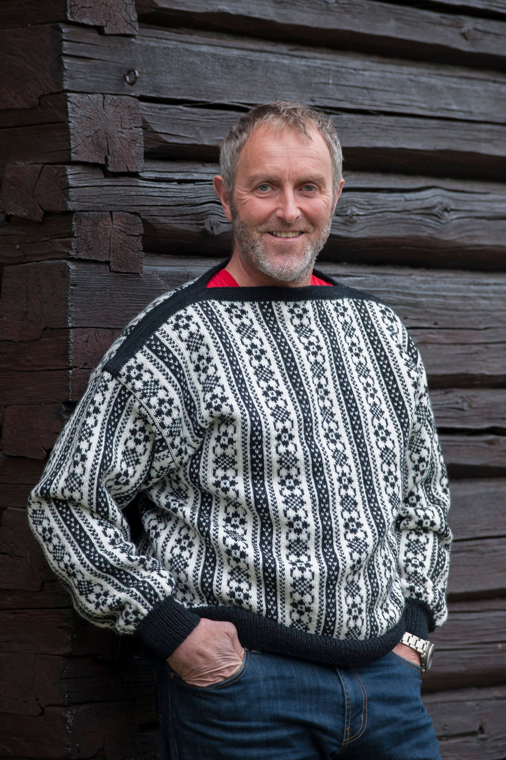 Mann i en svart og hvitmønstret strikket genser