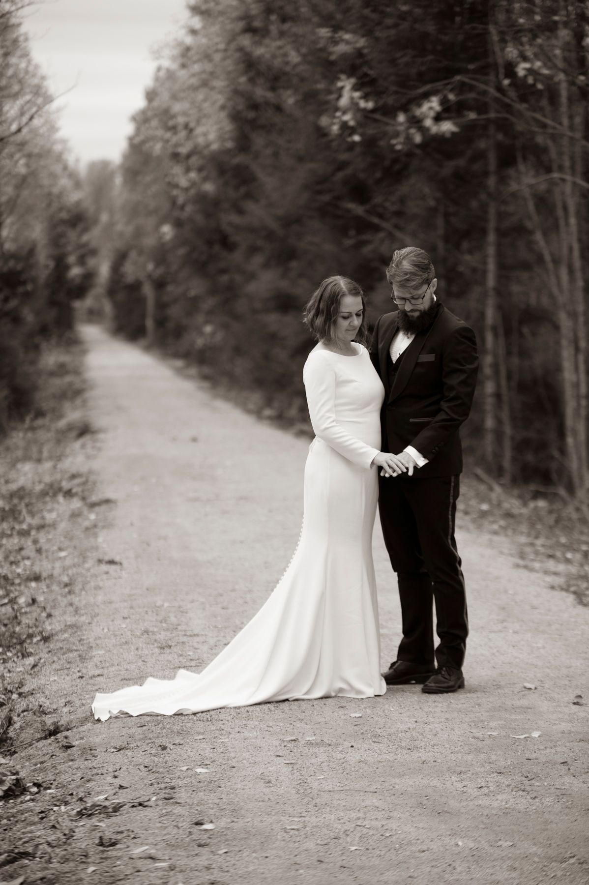 Et vakkert brudepar stående på grusveien som en gang var drammensbanen