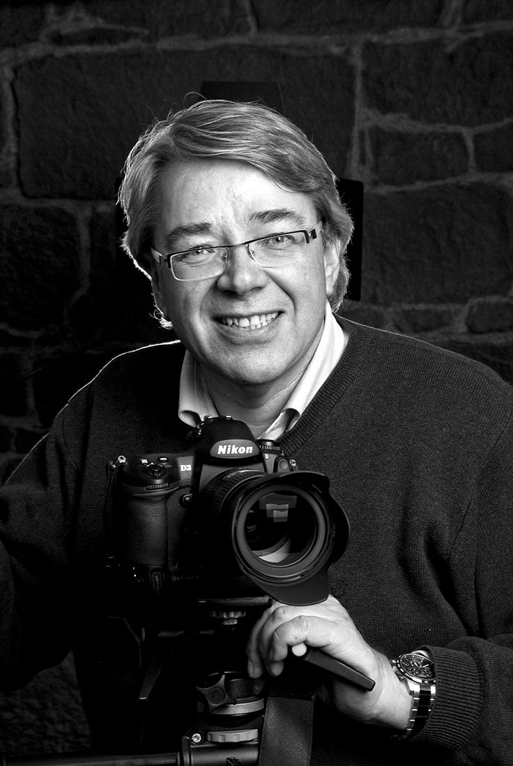 Fotograf Morten Flaten med kamera foran seg