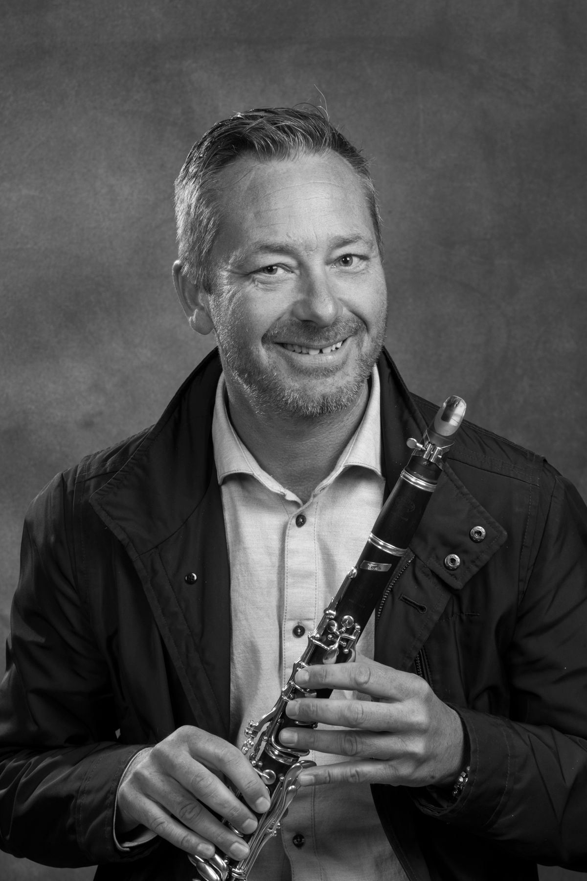 portrett av en smilende mann med klarinett