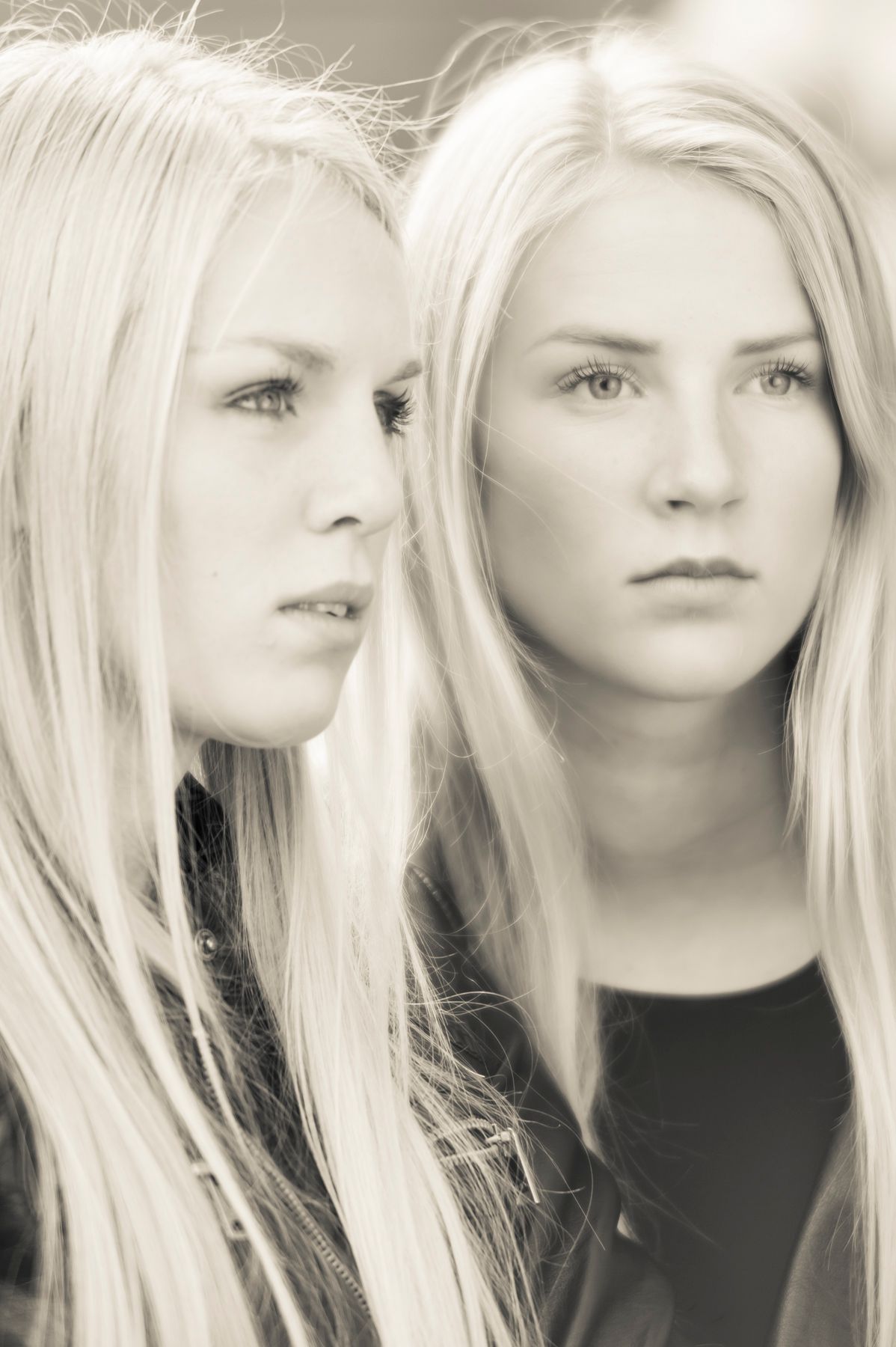 Portrett av to unge kvinner med lyst langt hår