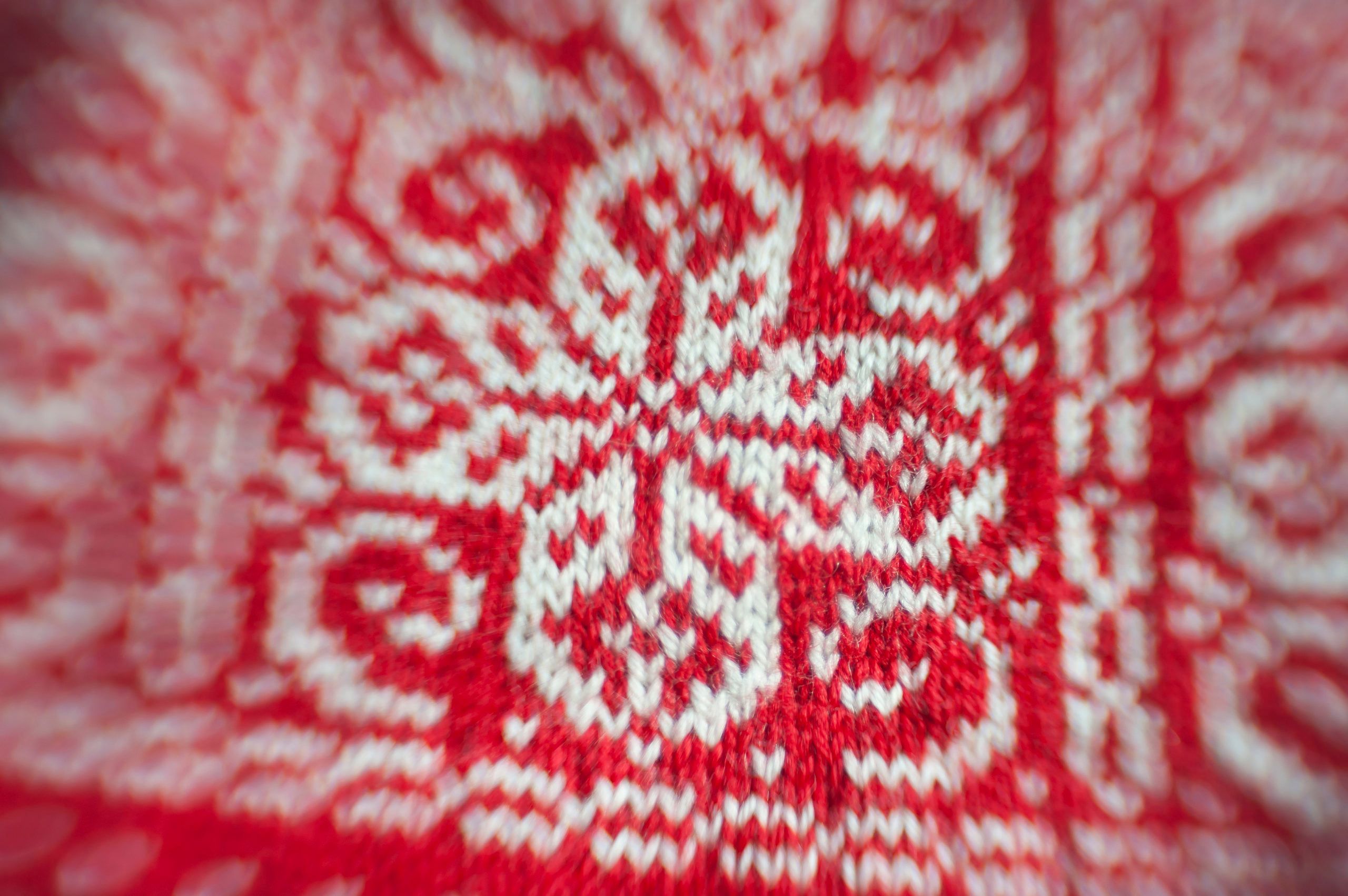 Nærbilde av et strikkemønster i rødt og hvitt